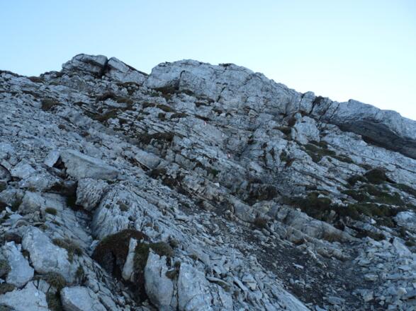 Felsdurchsetzt und steil ist der erste Teil des Abstieges von der Seekarspitze.