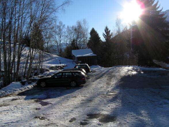 Am großen Parkplatz im Weiler Grist oberhalb von Grins geht's los.