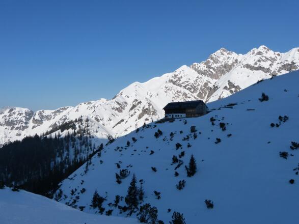 Unterhalb des Solsteinhauses gelangt man wieder auf den Sommerweg.