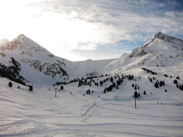 Der erste Tourenabschnitt führt vom Parkplatz des Drei-Seen Liftes zur Staumauer des Finstertal-Speichersees. In der Mitte vorne der Rodelweg zum Graf-Ferdinand-Haus.