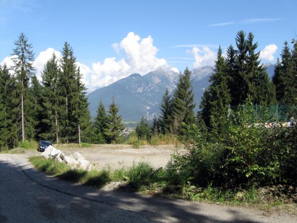 Am Parkplatz beim Sportplatz in Grinzens geht's los.