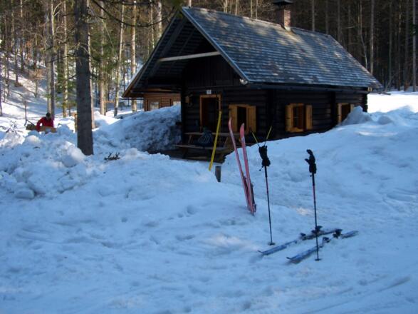 Die Bergrettungshütte oberhalb des Schafferteichs in Vorderstoder
