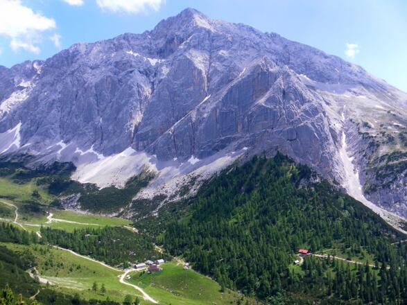 Hallerangeralm und -haus vor Speckkarspitze
