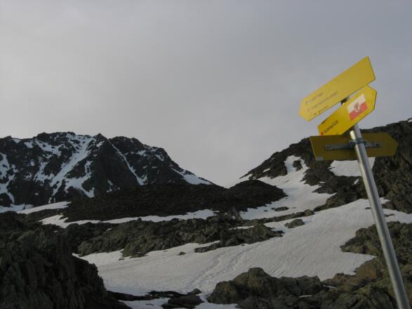 Dem Hinweisschild Aperen Freiger folgen, im Hintergrund unser Tourenziel