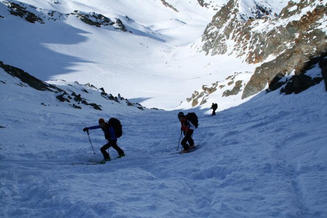 Eine Steilrinne oberhalb des Knotenspitzferners ist ein Kriterium dieser Skitour.