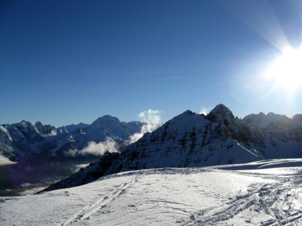 Am Gipfelplateau mit Blick nach Südwesten mit Ampferstein und Marcheisenspitze im Vordergrund und dem Habicht im Hintergrund.