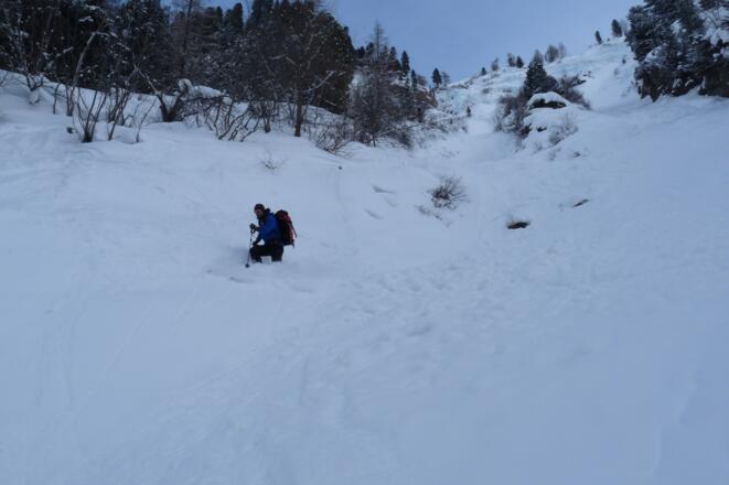 Der Blick nach oben zeigt beide Rinnen die befahren werden können.