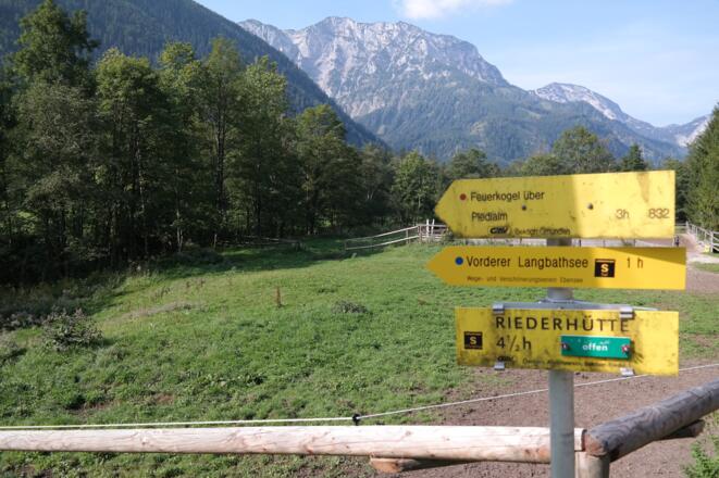 Die Wegweiser beim Gasthaus "In der Kreh" weisen den richtigen Weg. In Hintergrund sieht man den Eiblgupf.