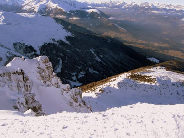 Einmalige Tiefblicke (von hinten: die Birgitzeralm, das Birgitzköpfl und das Birgitzköpflhaus).