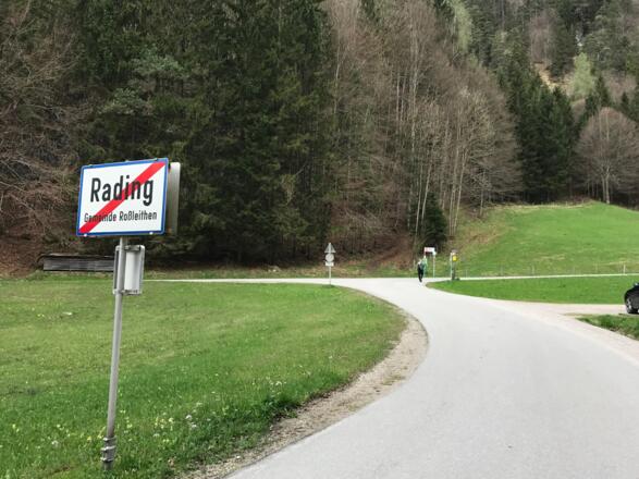 Am Ortsende von Rading geradeaus auf den Osthang des Radingsteins