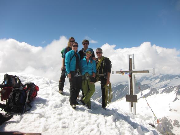 Die Besteigung erfolgte im Rahmen von "50-Jahre-Alpenverein-Bergsteigerschule" (Im Bild die OeAV-Mitarbeiter Monika Melcher, Sabine Kainzner, Robert Schellander, Gabi Pfeifer, Michael Larcher (v.l.n.r.) ).