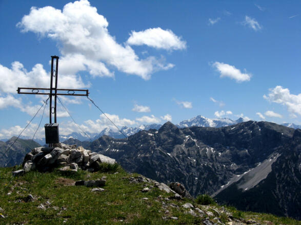 Der aussichtsreiche Gipfel bietet ein prächtiges Panorama; hier zeigt sich die Zugspitze in der Ferne!