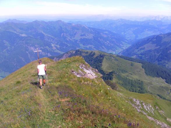 Abstieg zum Gipfelkreuz