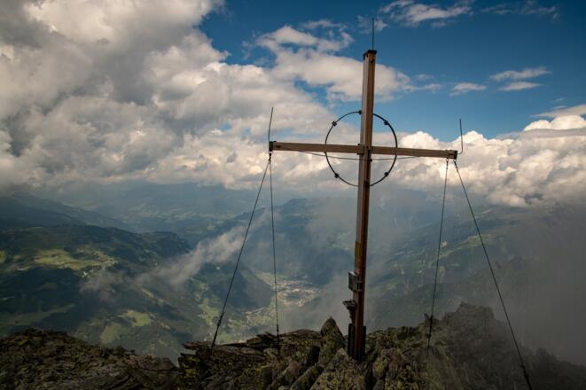 Gipfelkreuz mit Mayrhofen tief im Tal
