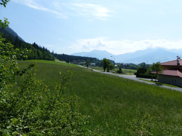 ... folgen der Landesstraße in Richtung Osten.