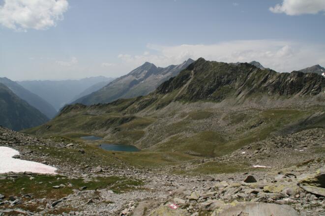 Beim Anstieg zur Bärenlueg Scharte schweift der Blick zurück zu den Koflerseen.