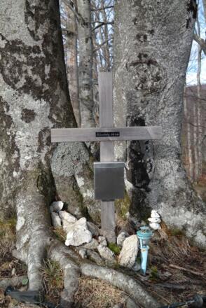 Das kleine Gipfelkreuz am Kienberg (801 m).