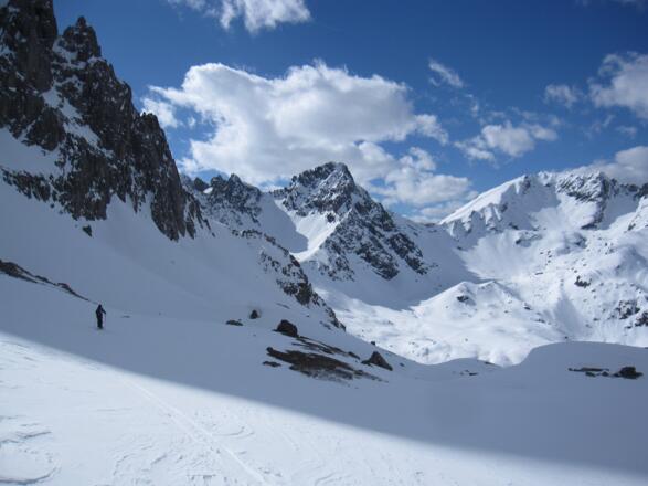Parzinnscharte hinten Bildmitte links und Aufstieg zur Kogelseespitze rechts