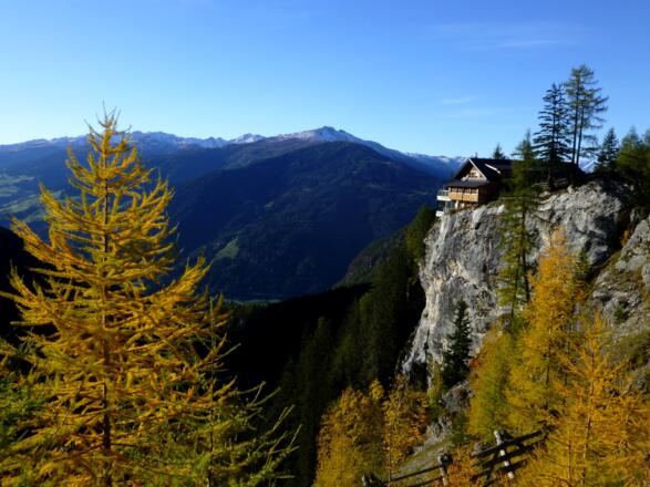 Spektakuläre Lage der Dolomitenhütte (1620 m)