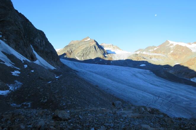 Überquerung des Mittelbergferner, zum Schigebiet und dann beginnt der Aufstieg zum Mittelkarjoch.