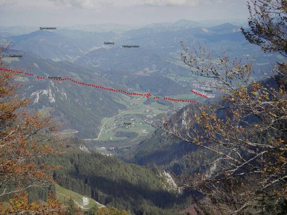 Blick vom Burgspitz mit eingezeichneter Route
