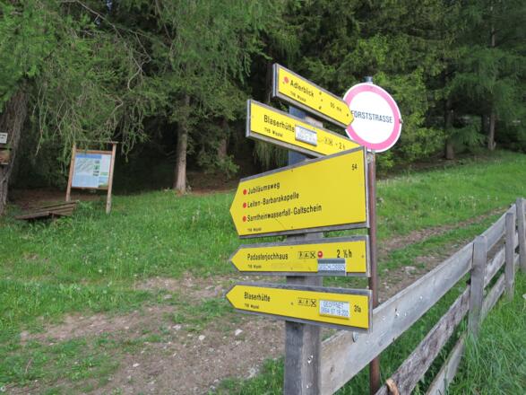 Zuerst folgen wir den Hinweisschildern Padasterjochhaus.