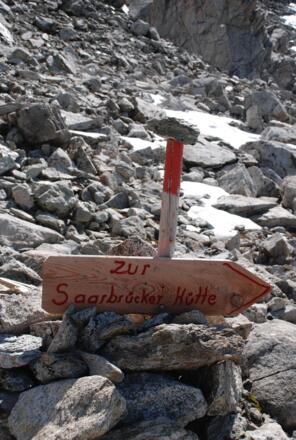 Neuer Wegweiser zur Saarbrücker Hütte