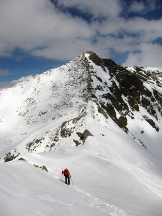 Blick zurück vom Skidepot auf den Grat, der über die Steintalscharte zum Pockkogel führt. Häufig wird die Skitour zu den Steintalspitzen in dem Sattel am Grat beendet.