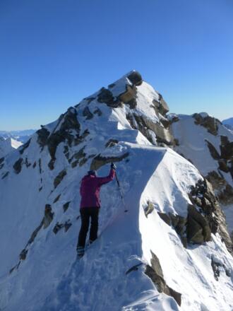 steiler Firngrat und kurze Kletterstelle