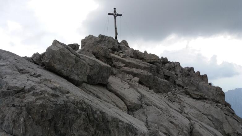 Letzte Meter nach der Kletterstelle zum Gipfelkreuz.
