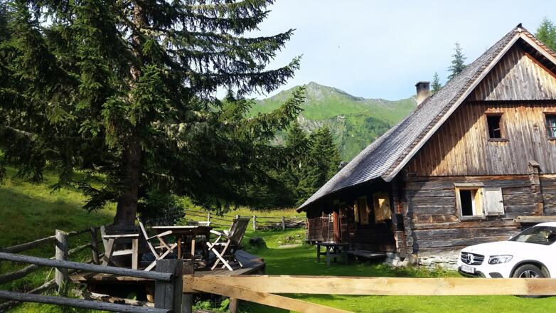 Hütte unter der Bartlalm
