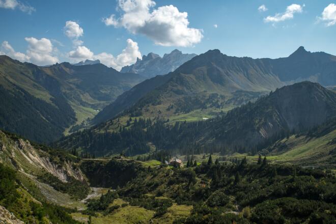 Blick hinunter zur Heinrich-Hueter-Hütte