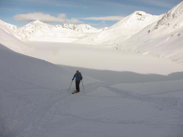 Hier trennen sich die Wege zur Finstertaler Scharte und zum Sulzkogel. Hinten links der Pirchkogel, rechts der Neunerkogel.