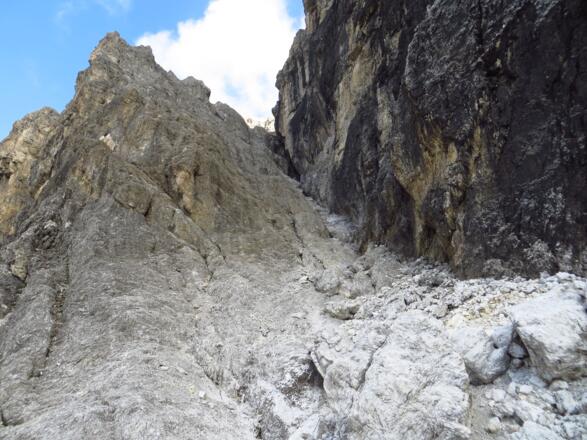 Die schluchtartige Rinne.