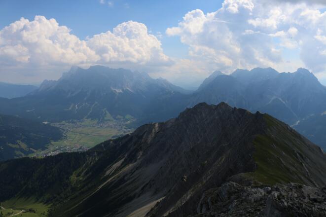 Rückblick auf den Gratweg zum Grubigstein