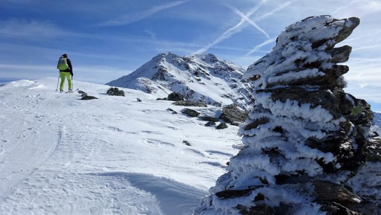Am Schafjoch, eine Graterhebung in dem langgezogenen Westrücken des Pirchkogels. Hinten Nord- und Hauptgipfel des Pirchkogels.