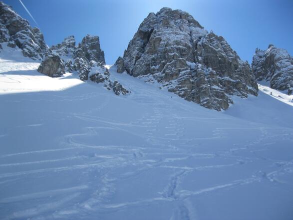 zuerst durch die breite Rinne aufwärts