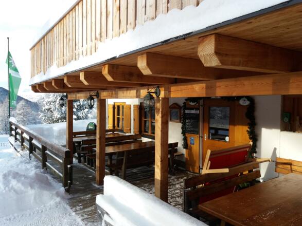 Große überdachte Terrasse mit DAV-Fahne.