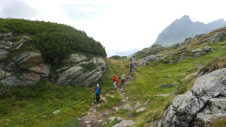 Auf dem Weg, rechts die Ballunspitze