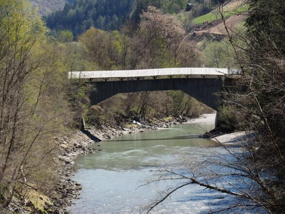 bald naht die zweite Holzbrücke die wieder auf die ruhigere, schöne Seite führt