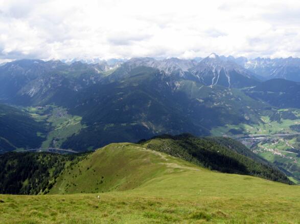 Rückblick über den Kammverlauf und somit dem Anstiegsweg.