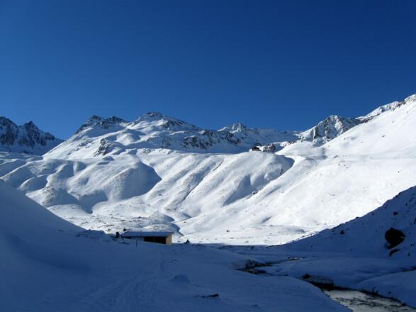 Der weite Talboden unterhalb der Pforzheimer Hütte. Hinten in der Bildmitte, der Schartlkopf.