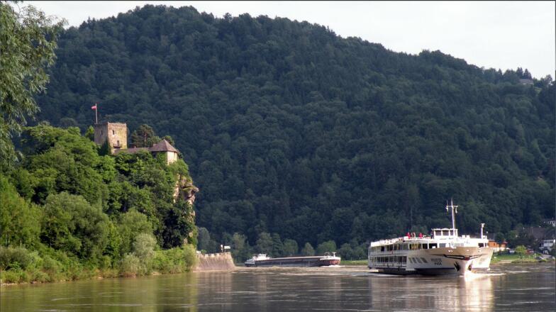 die Burg Werfenstein - unter der Burg ist der &quot;Schusterfelsen&quot; gut zu sehen
