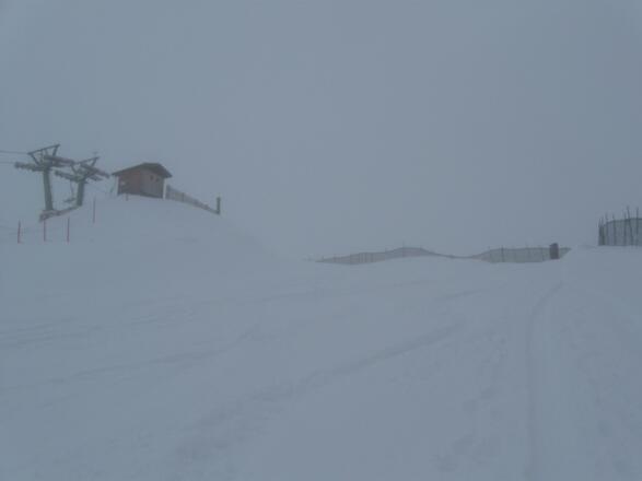 Am Schneezaun entlang orientiert man sich an der Bergstation dieses Sesselliftes und ....