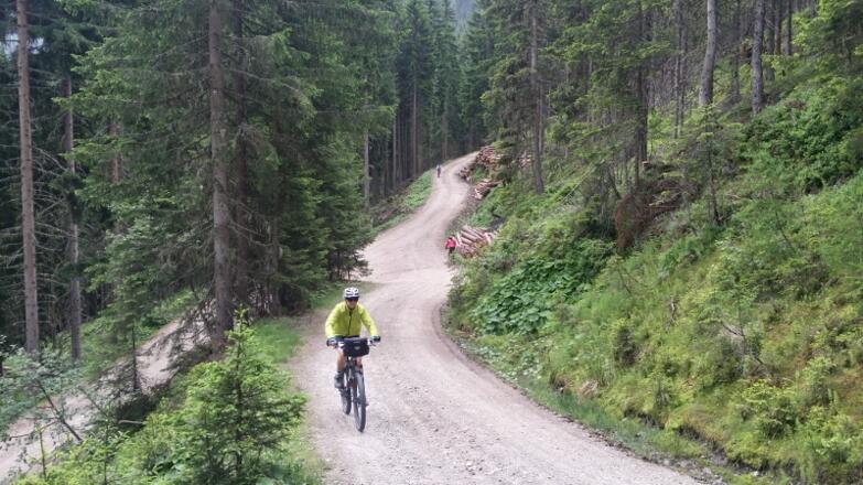 MERKE: Kurze Gegenanstiege (hier von ca. 200 Hm) werden von der Gruppe am besten gemeistert wenn's im Hintergrund ein wenig Donnert! Leider das letzte Bild dann wurde es stressig!