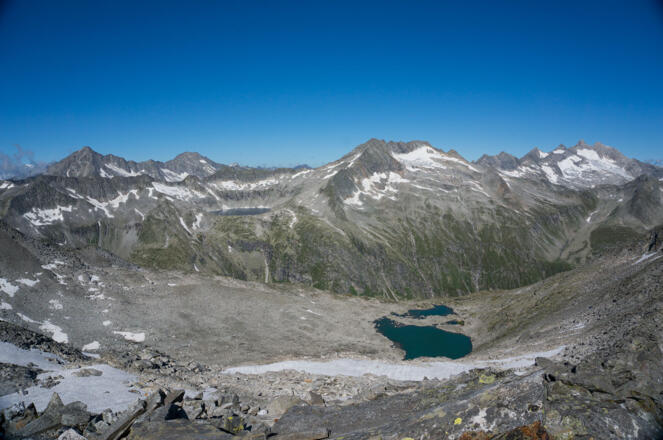 Blick nach Norden, unten der Schafsee und hinten die Reichenspitzgruppe