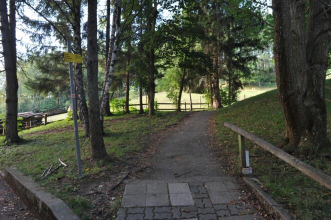 Am zweiten, oberen Parkplatz beginnt der Weg zunächst breit und asphaltiert