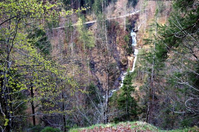 Wasserfall auf der anderen Talseite