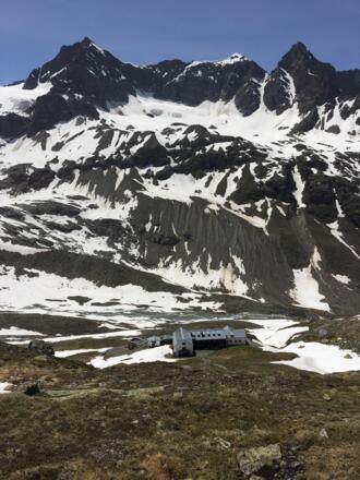 Wiesbadener Hütte mit Ausblick auf Silvrettahorn, Schneeglocke und Schattenspitze