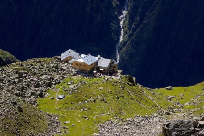 Blick auf die Rüsselsheimer Hütte vom Abstiegsweg von Gahwinden
